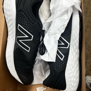 Mens New Balance tennis shoes never worn